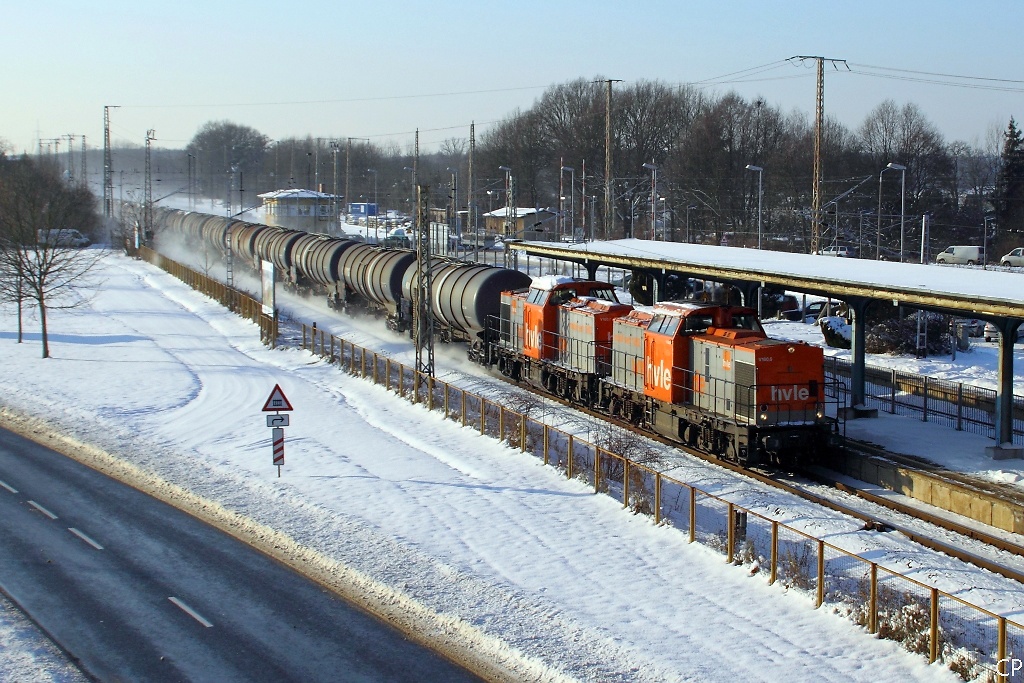 Mit einem Kesselzug durchfahren V160.6 und V160.7 der HVLE am 4.12.2010 den Bahnhof Doberlug-Kirchhain.