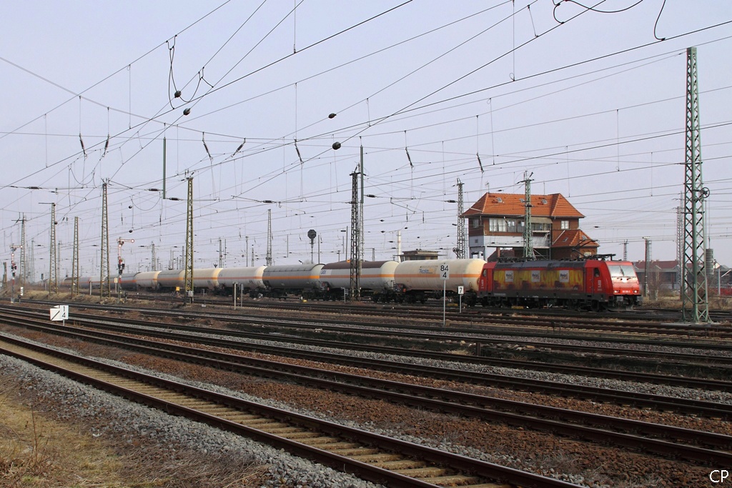 Mit einem Kesselzug fhrt 185 586-6 in den Gterbahnhof von Halle ein. (05.03.2011)