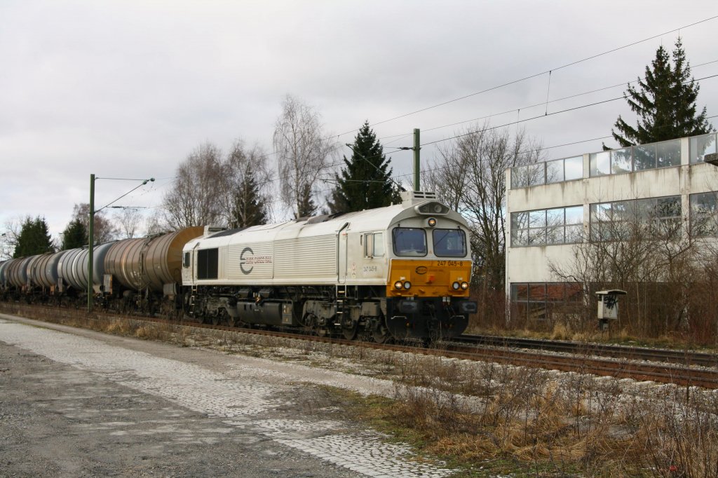 Mit einem Kesselzug nach Mhldorf konnte 247 045-8 am 14.01.11 in Poing angetroffen werden.