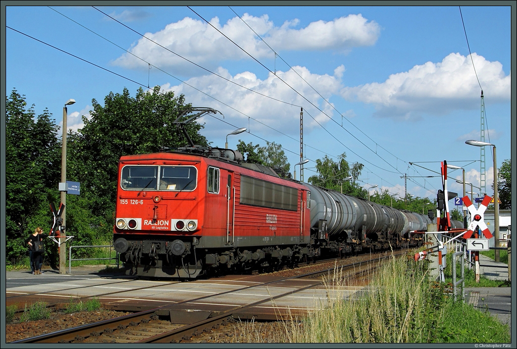 Mit einem Kesselzug rollt 155 126-6 am 1.7.2013 durch Dresden-Stetzsch.