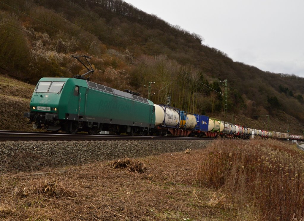 Mit einem Klv am Hacken fhrt die  145-CL 005 die linke Rheinstrecke hinauf, hier ist sie kurz vor Bad Salzig. Montag 18.3.2013