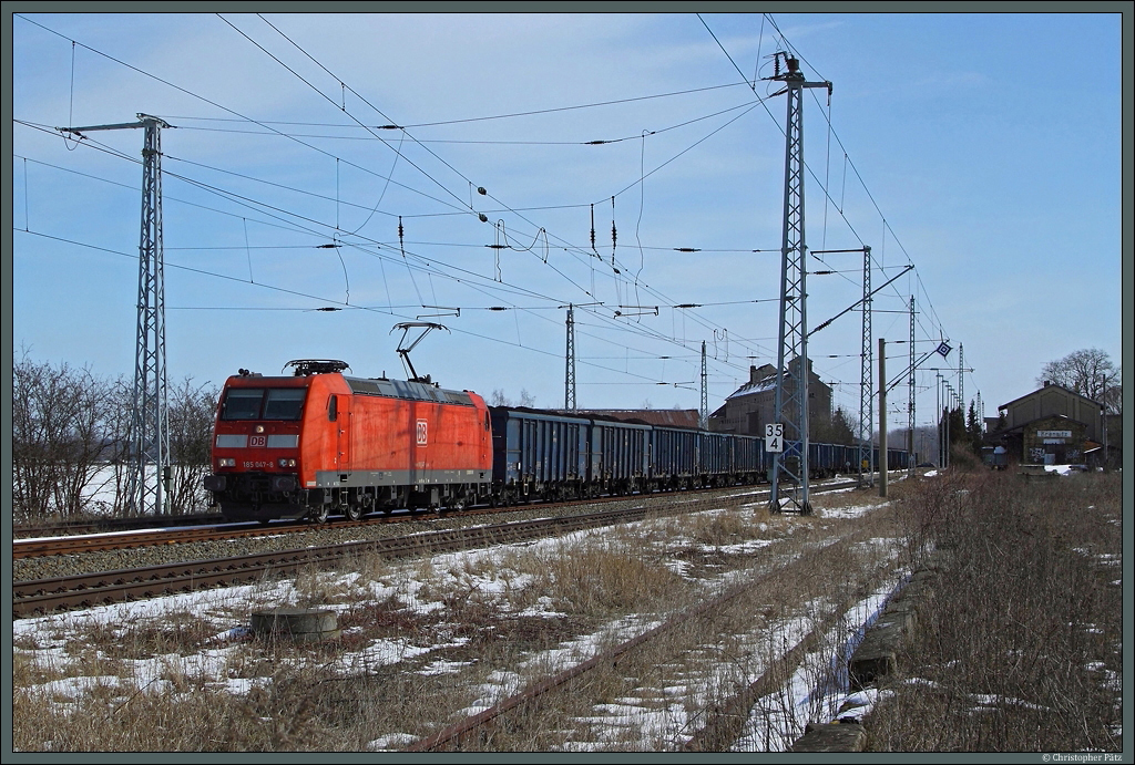 Mit einem Kohlezug aus Polen durchfhrt 185 047-8 am 24.3.2013 den Bahnhof Krensitz.