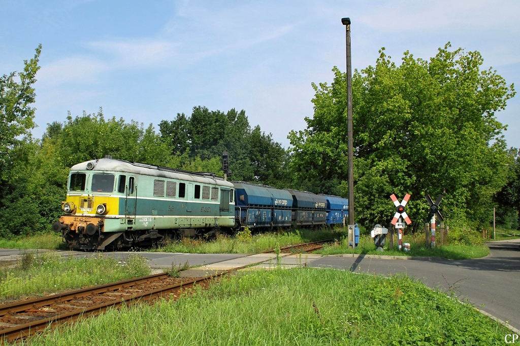 Mit einem Kohlezug der PKP fhrt ST 43-371 am 5.8.2011 in den Bahnhof Guben ein und passiert dabei diesen schn gelegenen B der Bauform eVs 63.