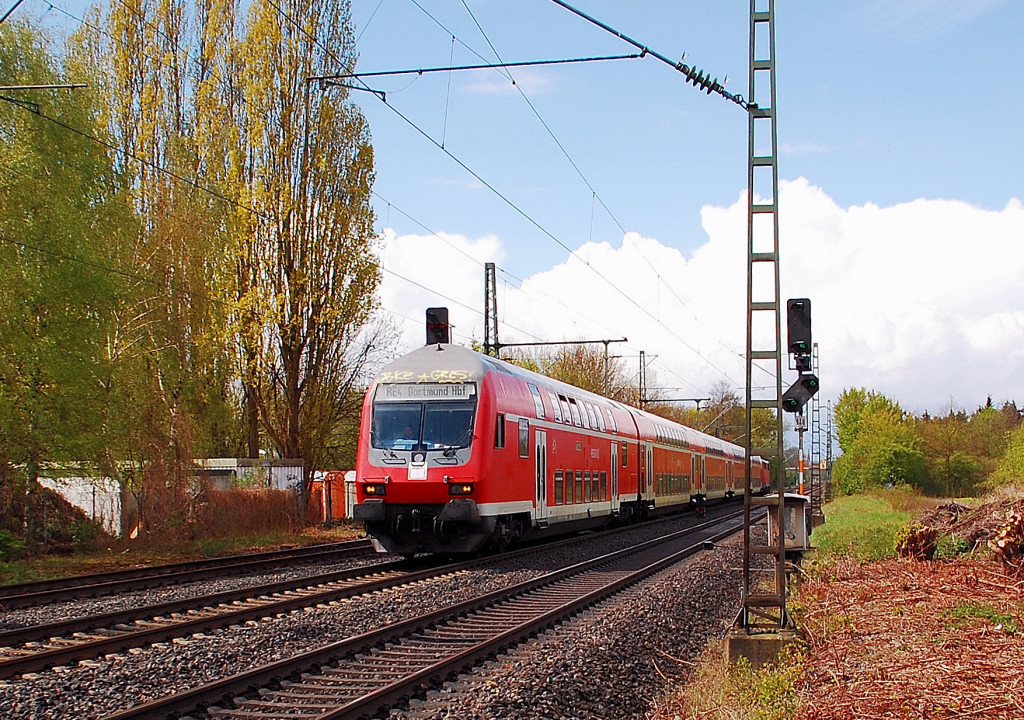 Mit einem  Kopfschmuck  am Steuerwagen kommmt ein Zug der Linie RE 4 bei Korschenbroich am 22.4.2012 in Richtung Dortmund gefahren......geschoben von der 111 16o-8.......