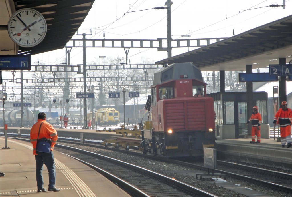 Mit einem  Kurz-Schienenbefrderungs-Zug  befindet sich am 12.03.2010 der Tm 234 130-3 in Erstfeld.