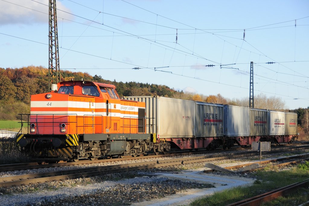 Mit einem kurzen Containerzug fhrt die Augsburger Localbahn-Lok AL 44 (ex 110 891, V 100.4) je nach Bedarf, 2-3 mal wchentlich nach Beimerstetten und anschlieend mit Leergarnitur wieder zurck. Hier konnte sie in Jettingen am 5. November festgehalten werden.