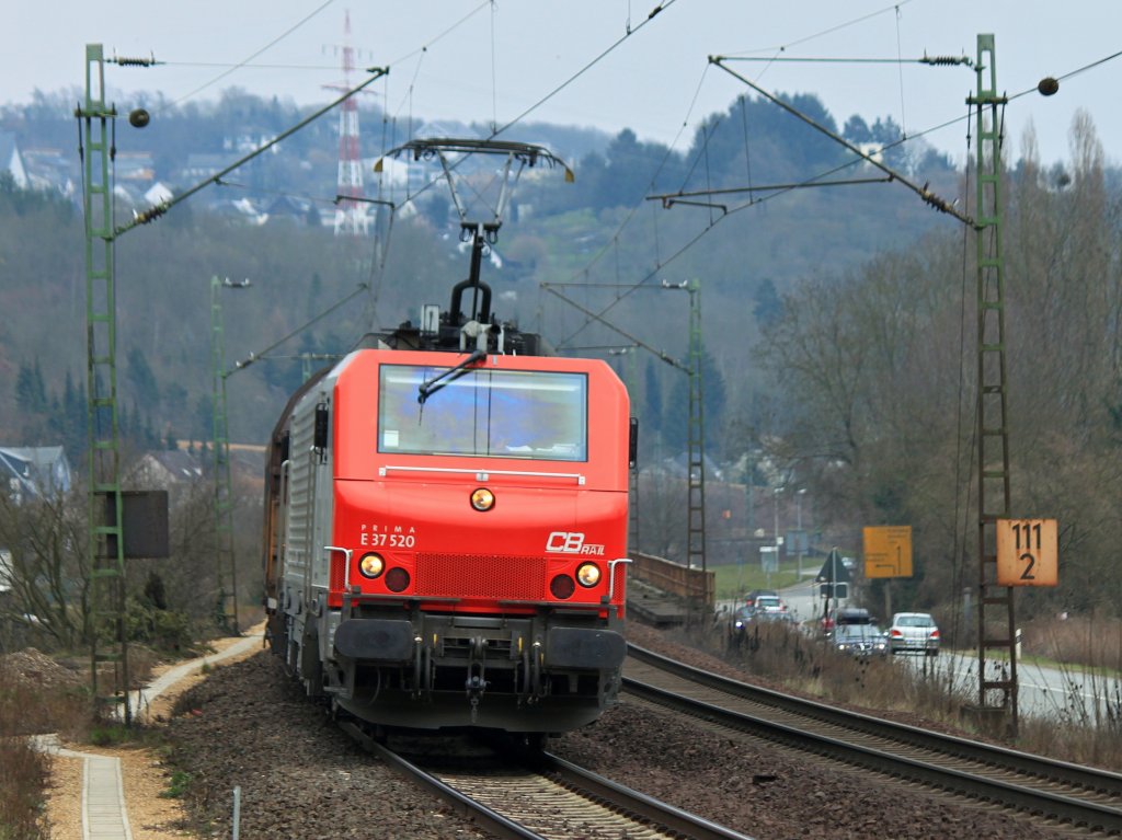 Mit einem kurzen Gterzug am Haken fhrt E37 520 der CBRail am 03.04.2013 auf der KBS 465  hinter Linz Richtung Norden.