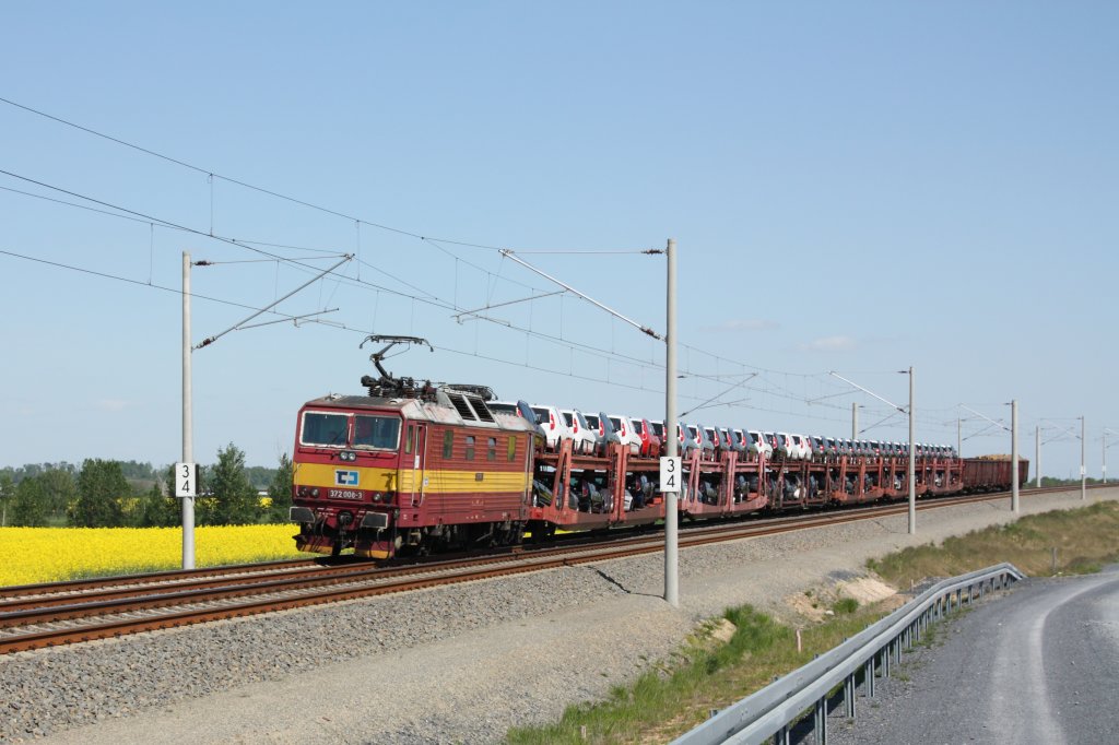 Mit einem kurzen Gterzug ist der Gast aus Tschechien (372 008-3) in Richtung Leipzig unterwegs. Fotografiert am 01.05.2011 in Hhe der Ortschaft Strieen. 