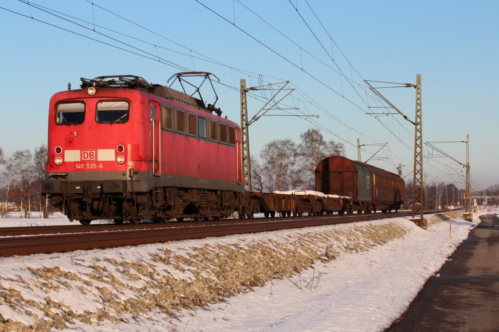 Mit einem kurzen Gterzug war 140 535-6 am 26. Januar 2012 in Richtung Rosenheim unterwegs. Aufgenommen kurz nach dem Bahnhof von bersee. Weitere Bilder von uns unter: marolokbilder.startbilder.de