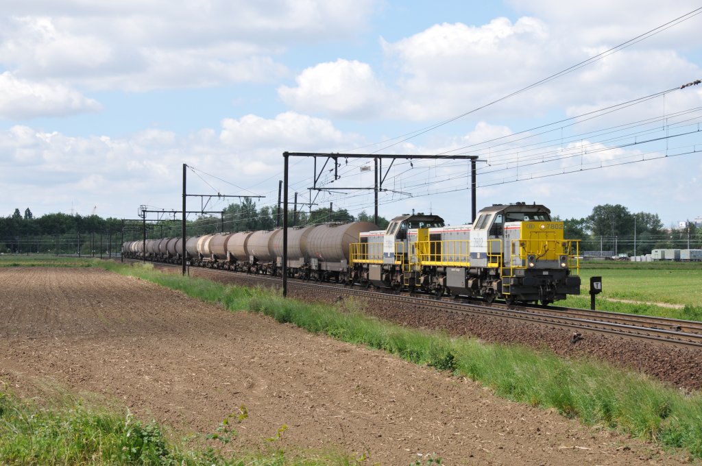 Mit einem kurzen Kesselwagenzug am Haken rollen HLD 7802 und 7729 in Richtung Antwerpen-Noord. Aufgenommen am 14/05/2011 auf der Schleife bei Ekeren.