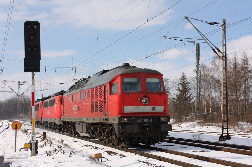 Mit einem kurzen Lokzug (eine 140er und eine 155er) fhrt 232 800-3 durch Leipzig-Thekla in Richtung Schnefeld. Fotografiert am 06.03.2010. 