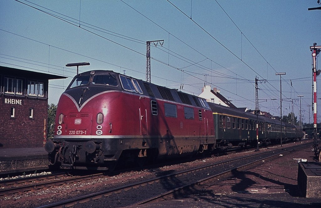Mit einem kurzen Schnellzug trifft 220 073-1 am 31.08.1974 im Bahnhof Rheine ein