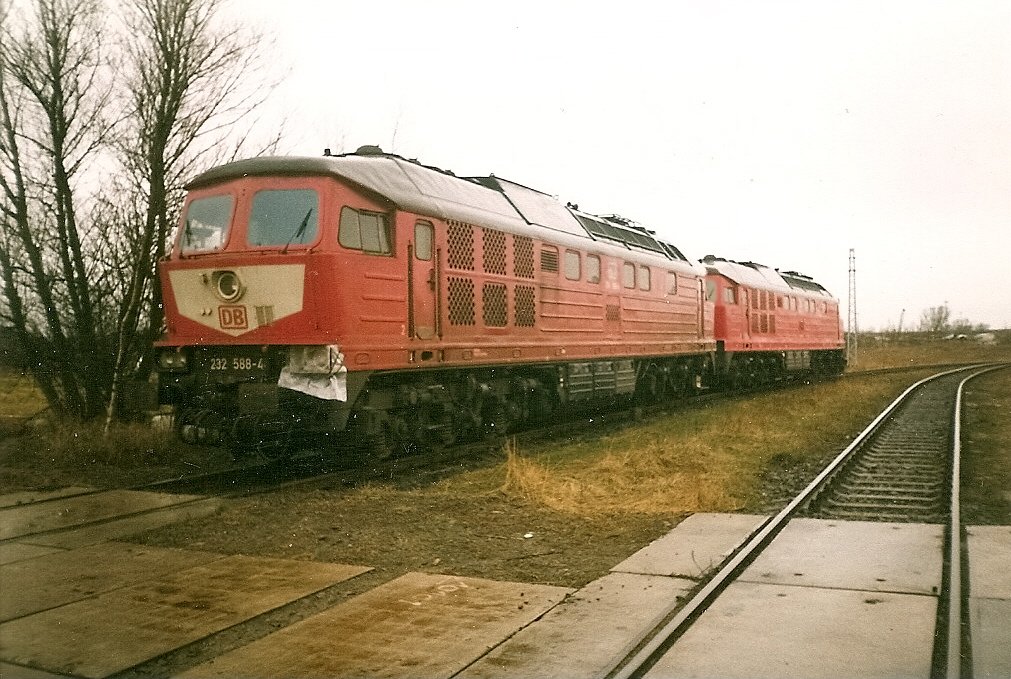 Mit einem Lampenschaden stand im M�rz 1999 232 588 zusammen mit einer Schwesterlok in Rostock �berseehafen.