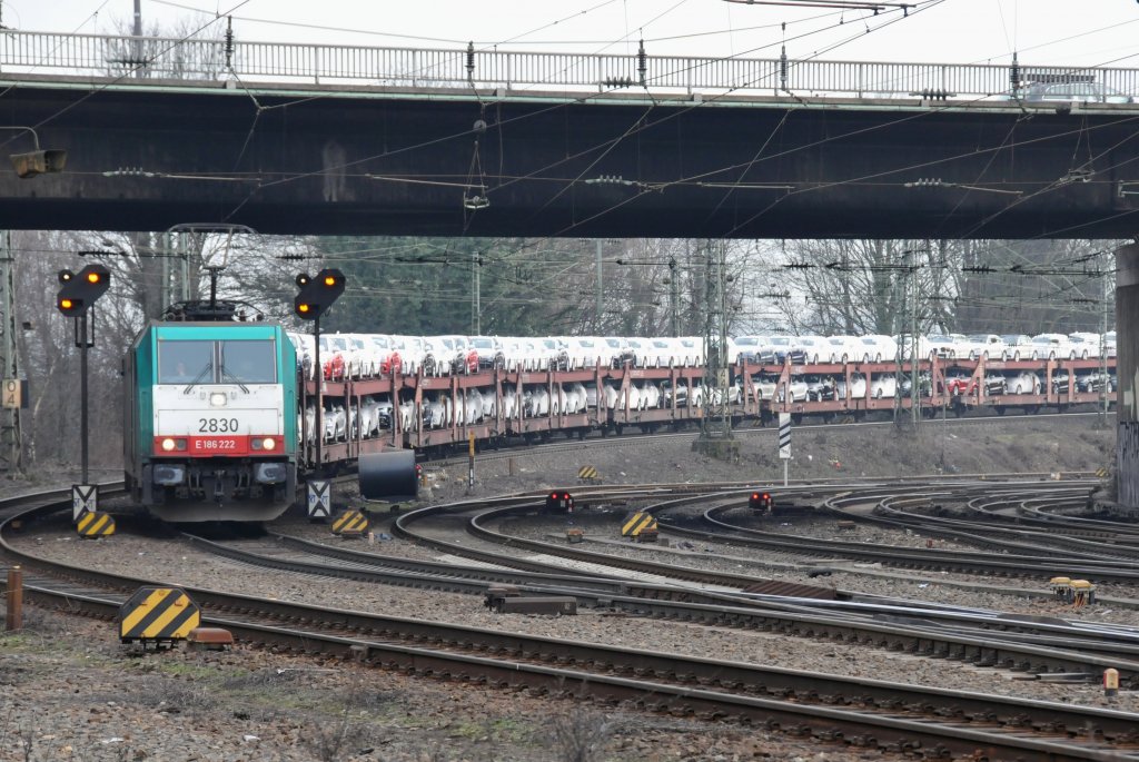 Mit einem langen Autozug am Haken erreicht Cobra-Lok 2830 (186 222) Aachen-West, hier auf den letzten Metern der Rampe von Belgien kommend. Die Aufnahme entstand am 19/02/2011.