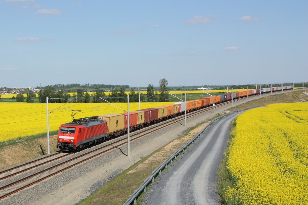 Mit einem langen Containerzug ist 189 014-4 auf der Neubaustrecke zwischen Bhla und Weiig in Fahrtrichtung Riesa unterwegs. Fotografiert am 01.05.2011. 