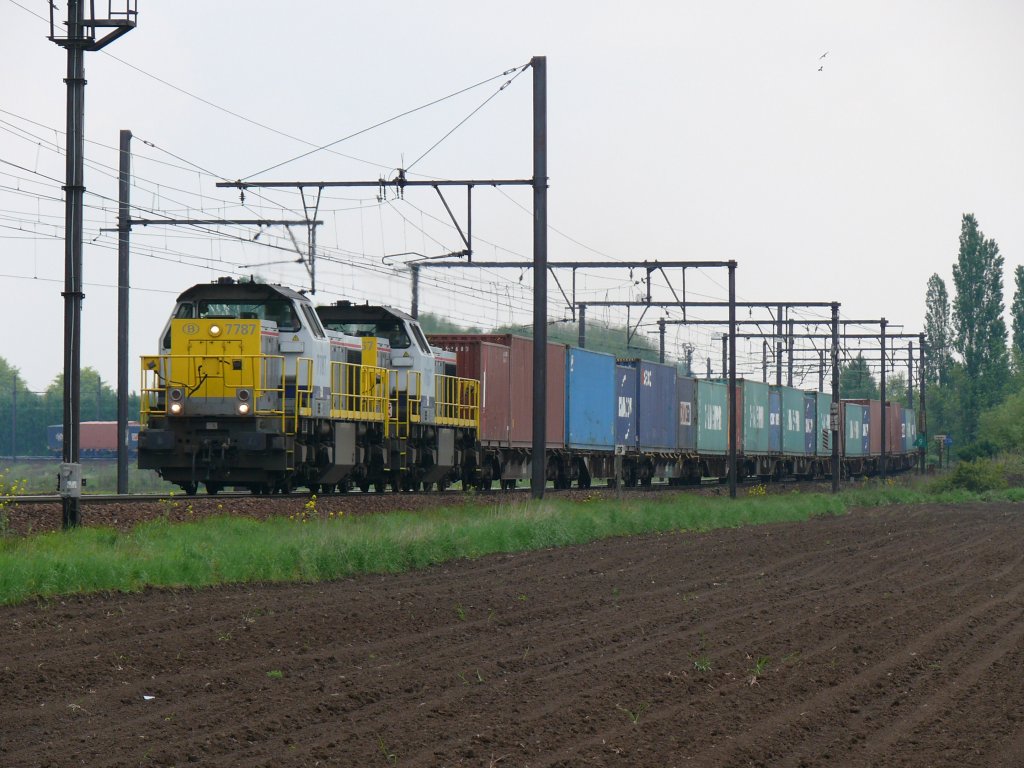 Mit einem langen Containerzug am Haken kommen die beiden SNCB-Loks 7787 und 7867 vom Antwerpener Hafen. Aufgenommen am 14/05/2010 an der grossen Schleife bei Ekeren.
