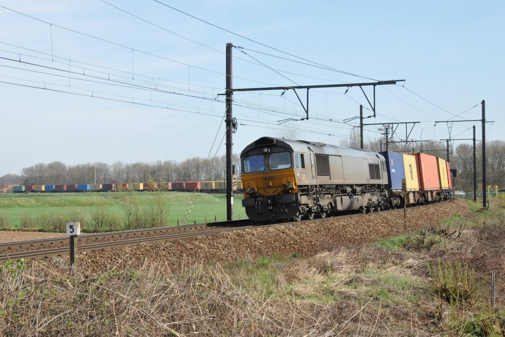 Mit einem langen Containerzug am Haken stampft DE6301 durch die Schleife bei Ekeren. Schn zu erkennen in der Kurve die Lnge des Zuges. Aufgenommen am 02/04/2011.