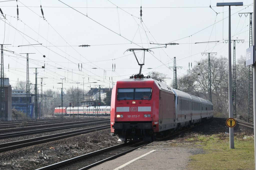 Mit einem langen IC am Haken rast 101 072-7 durch Kln-West. Hinten schiebt 101 055-2. Das Bild entstand am 12/03/2011.