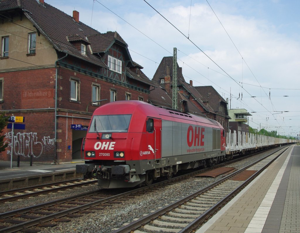 Mit einem langen leeren Holzzug durchfuhr 270080 (223 101-7) der OHE am 09.05.2010 den Bahnhof Eichenberg in Richtung Kassel.