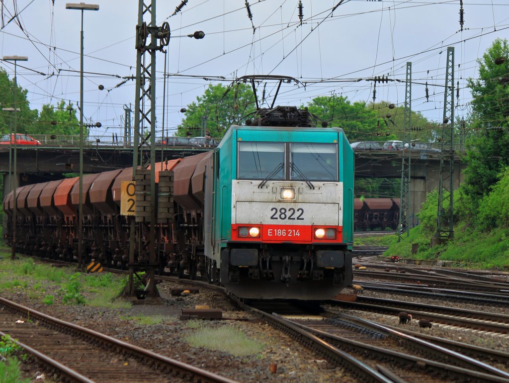 Mit einem langen Schotterwagen Ganzzug (Fcs) kommt Cobra 186 214 (2822) am 11.05.2012 ber die Montzenroute von Belgien nach Aachen West.