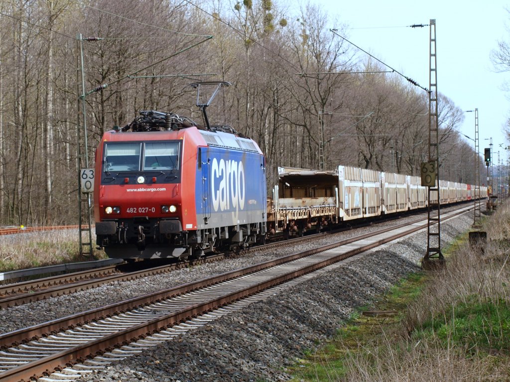 Mit einem leeren Autotransportzug am Haken kommt 482 027-0 von der SBB am 07.04.2010 die lange Gerade hinter Stolberg Richtung Eilendorf gefahren.