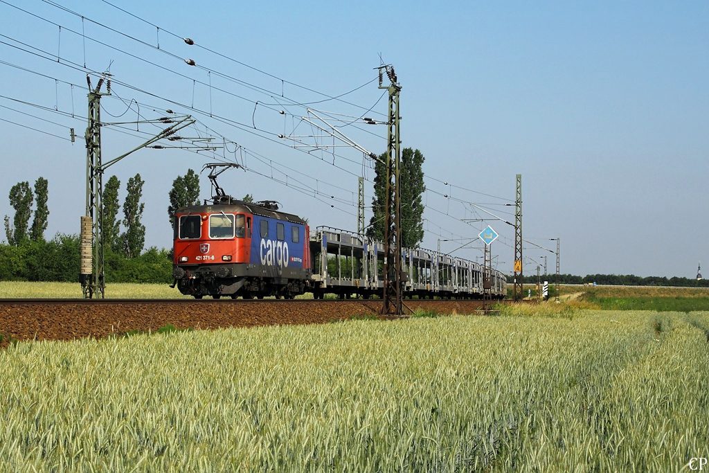 Mit einem leeren Autozug ist 421 371-6 der SBB Cargo am 11.06.2011 bei Glaubitz Richtung Dresden unterwegs.