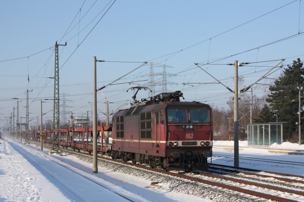 Mit einem leeren Autozug fhrt 180 016-8 durch Heidenau in Richtung Bad Schandau. Fotografiert am 18.12.2010. 