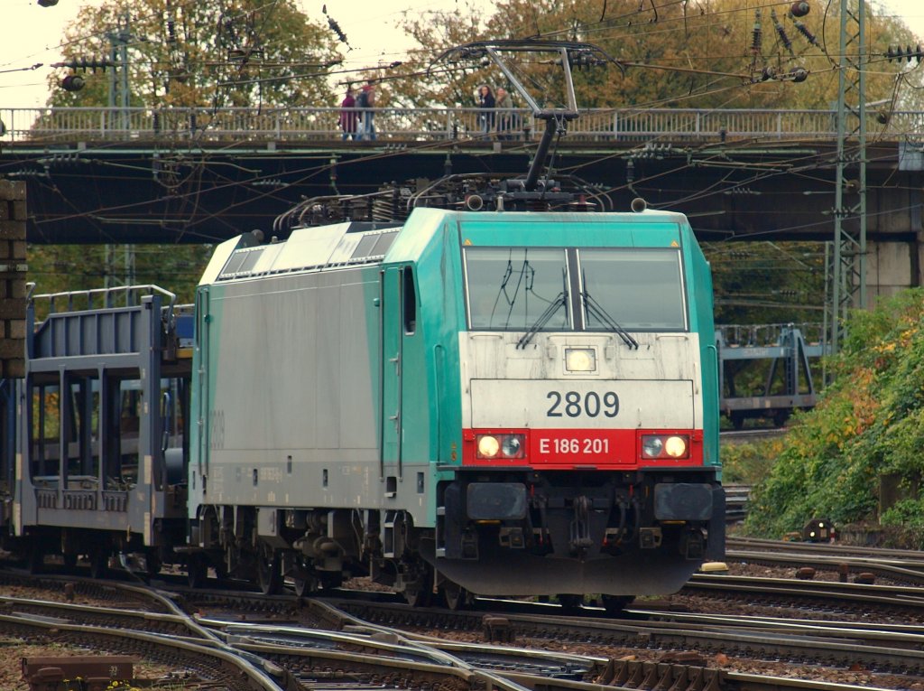 Mit einem leeren Autozug kommt die Cobra E186 201 von Belgien ber die Montzenroute runter nach Aachen West.
