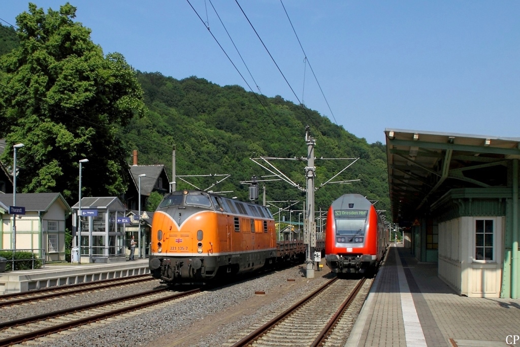 Mit einem leeren Flachwagenzug durchfhrt 221 135-7 der BEG den Bahnhof Tharandt. (04.06.2011)