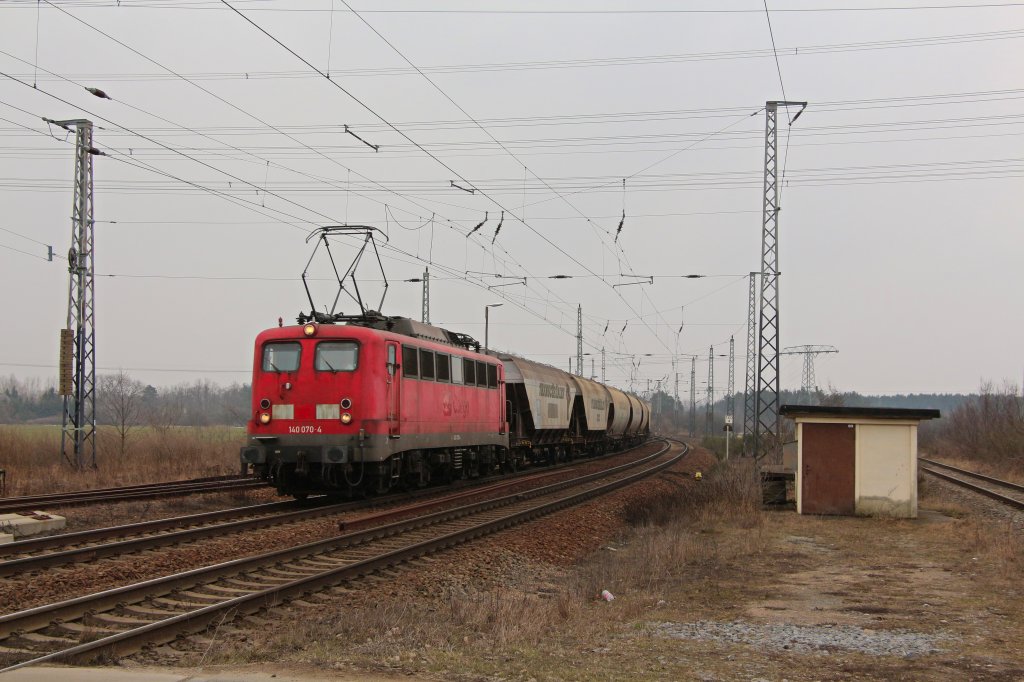 Mit einem leeren Getreidezug ist 140 070-4 der EBM Cargo GmbH am 03.04.13 bei Rderau unterwegs.