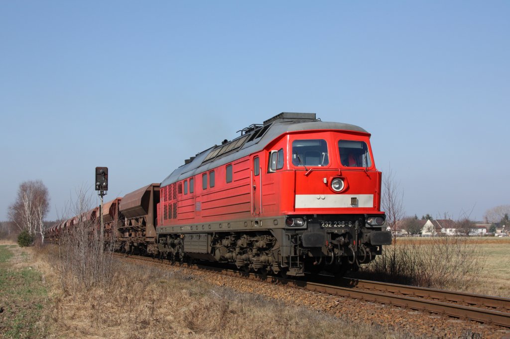 Mit einem leeren Schotterzug nach Oling konnte 232 238-6 am Bahnbergang kurz vor dem Ortseingang von Stragrbchen am 23.03.2012 abgelichtet werden. 