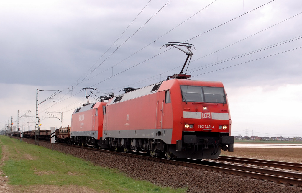 Mit einem Leerzug am Hacken kommen die beiden 152ziger aus Richtung Kln gen Neuss gefahren. Es sind die 152 104-6 und als fhrungsfahrzeug die 152 143-4 an diesem Samstag den 7.4.2012