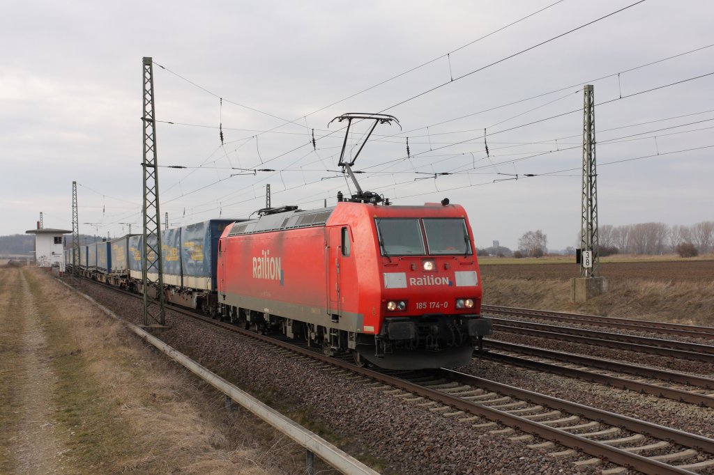 Mit einem LKW-Walter Ganzzug fhrt 185 174-0 in Richtung Schnebeck. Der Zug kam aus Richtung Magdeburg. Fotografiert an der ehemaligen Blockstelle Schnebeck-Frohse am 19.03.2010. 