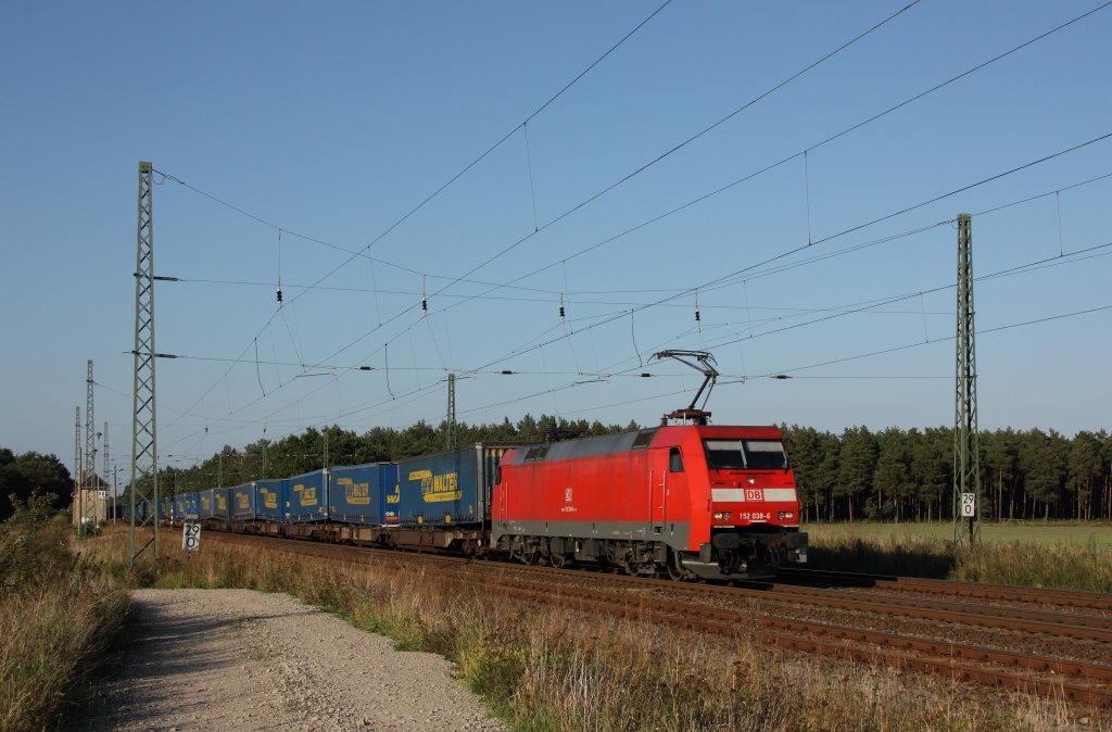 Mit einem Lkw Walter KLV-Zug ist 152 038-6 in Richtung Magdeburg unterwegs. Fotografiert am 16.09.2012 im Bahnhof von Angern-Rogtz. 