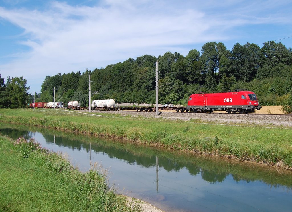 Mit einem mssig ausgelasteten Containerzug
ist am 16.07.2011 die 1016 009 in
Wartberg an der Krems durchgefahren.