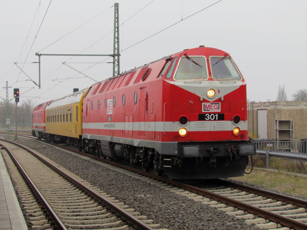 Mit einem Messwagen standen die MEG Loks 301 und 302 am 08.11.2011 im Bahnhof von Schwerin HBF abgestellt