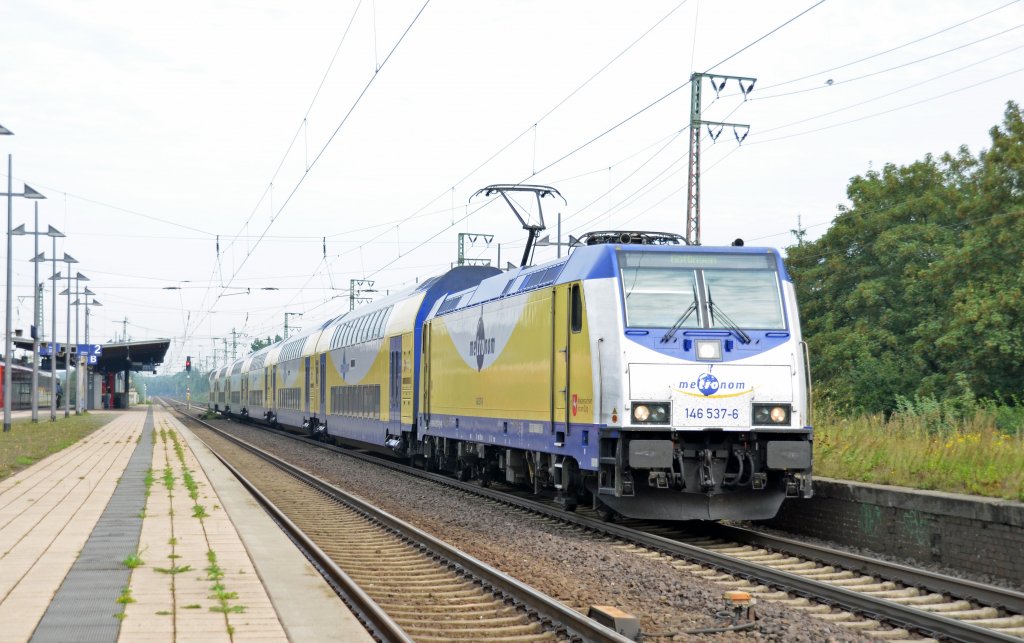 Mit einem Metronom nach Gttingen ist 146 537 am 23.08.11 unterwegs. Fotografiert in Hannover-Bismarckstrae. 