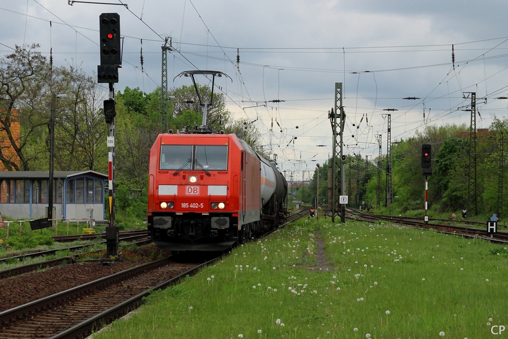 Mit einem Modellbahn-gerechten Kesselzug am Haken durchfhrt 185 402-5 am 7.5.2010 den Bahnhof Merseburg.