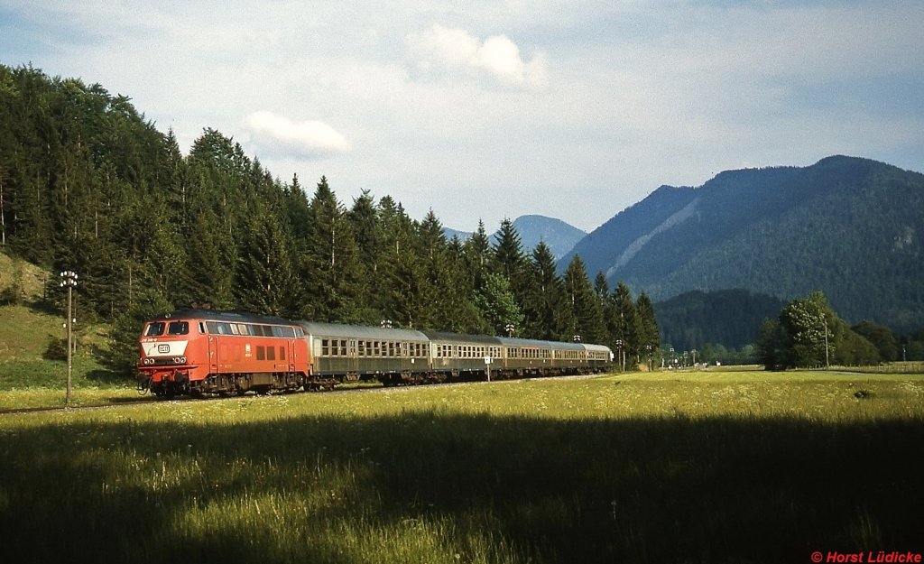 Mit einem Nahverkehrszug nach München wurde im Frühjahr 1991 eine unbekannte 218 zwischen Geitau und Fischbachau angetroffen