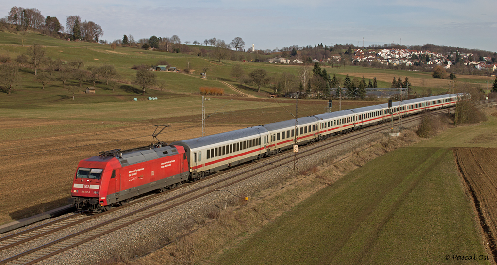 Mit einem neun Wagen  starken  InterCity am Haken ist 101 112-1 am 8. Mrz 2013 bei Uhingen unterwegs in Richtung Stuttgart.