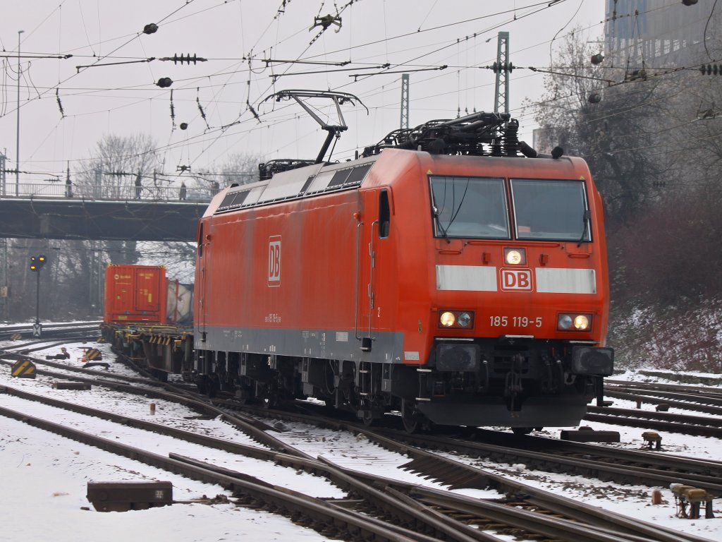 Mit einem nur teilweise beladenen Containerzug am Haken kommt 185 119-5 am 23.01.2013 in Aachen West an. Von hier wird der Zug von einer Cobra bernommen und weiter nach Belgien geschleppt.