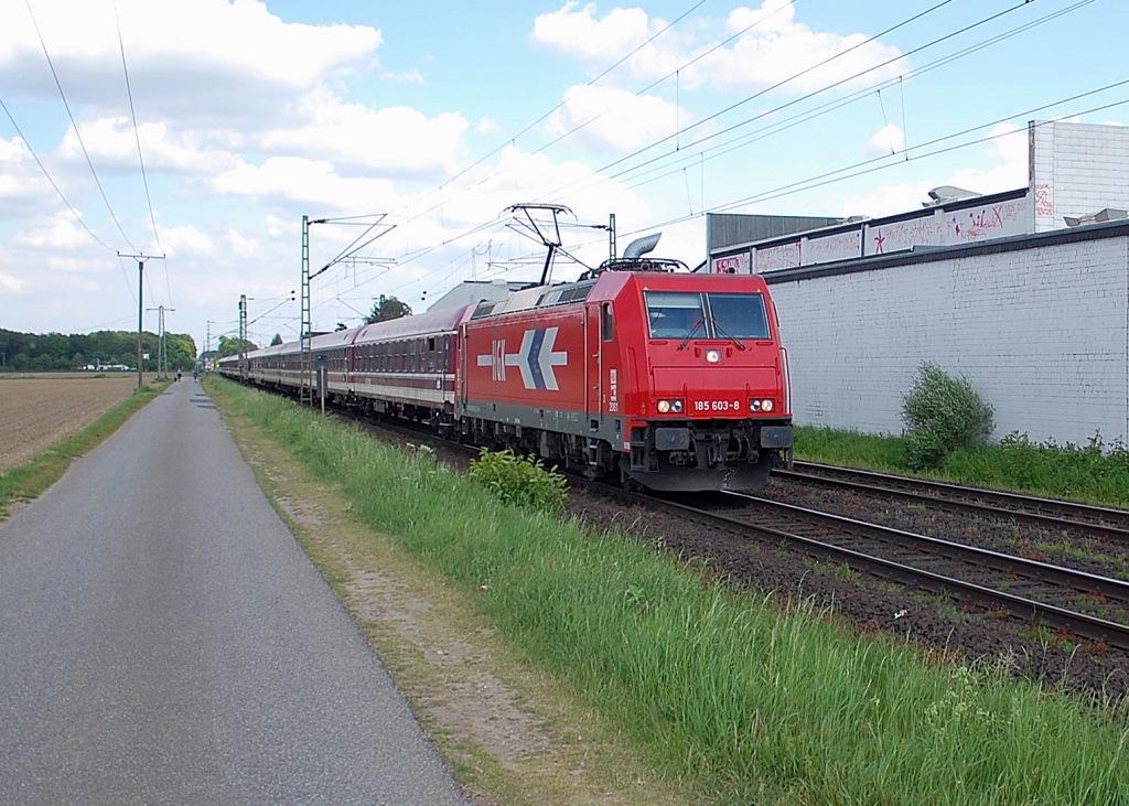 Mit einem Personenwagenzug der Firma EURO-EXPRESS kommt die 185 603-8 der HGK durch Anrath in Richtung Mnchengladbach aus Krefeld daher. Am Zugschluss hing ein Packwagen der SNCF im aktuelle Farbschema. 14.5.2011