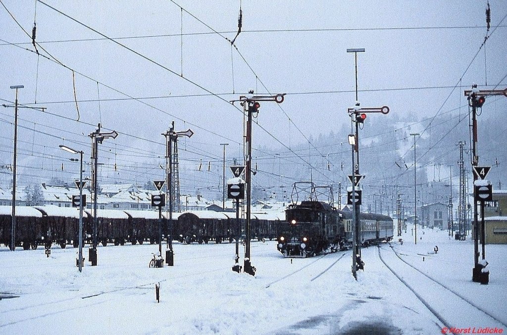 Mit einem Personenzug aus Mittenwald trifft 194 109-5 Anfang Januar 1979 in Garmisch-Partenkirchen ein