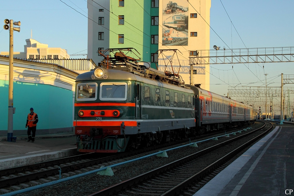 Mit einem Personenzug erreicht CHS2-278 am 8.9.2011 den Bahnhof von Nowosibirsk.