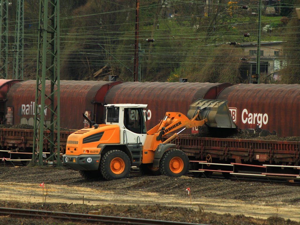 Mit einem Radlader wird am 30.03.2012 der Schotter aus dem alten Rangierbereich in Aachen West auf Flachwagen verladen.