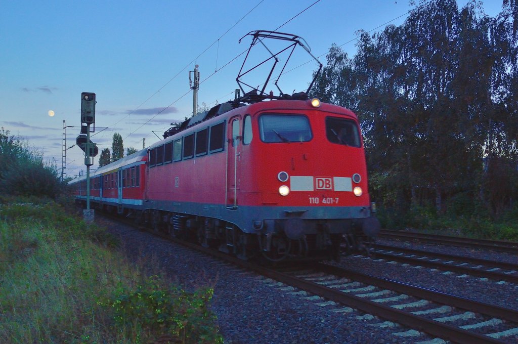 Mit einem RE4-Verstrkerzug in Richtung Aachen ist hier die 110 401-7 an der Ausfahrt des Bahnhof. 28.9.2012