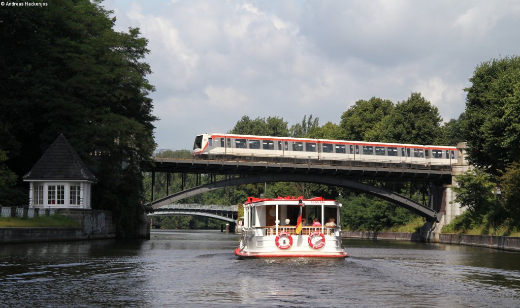 Mit einem recht ungewhnlichen Fuzzymobil (Tretboot) entstand dieses Bild auf einem der Alsterkanle von einem unbekannten DT 4 8.8.12