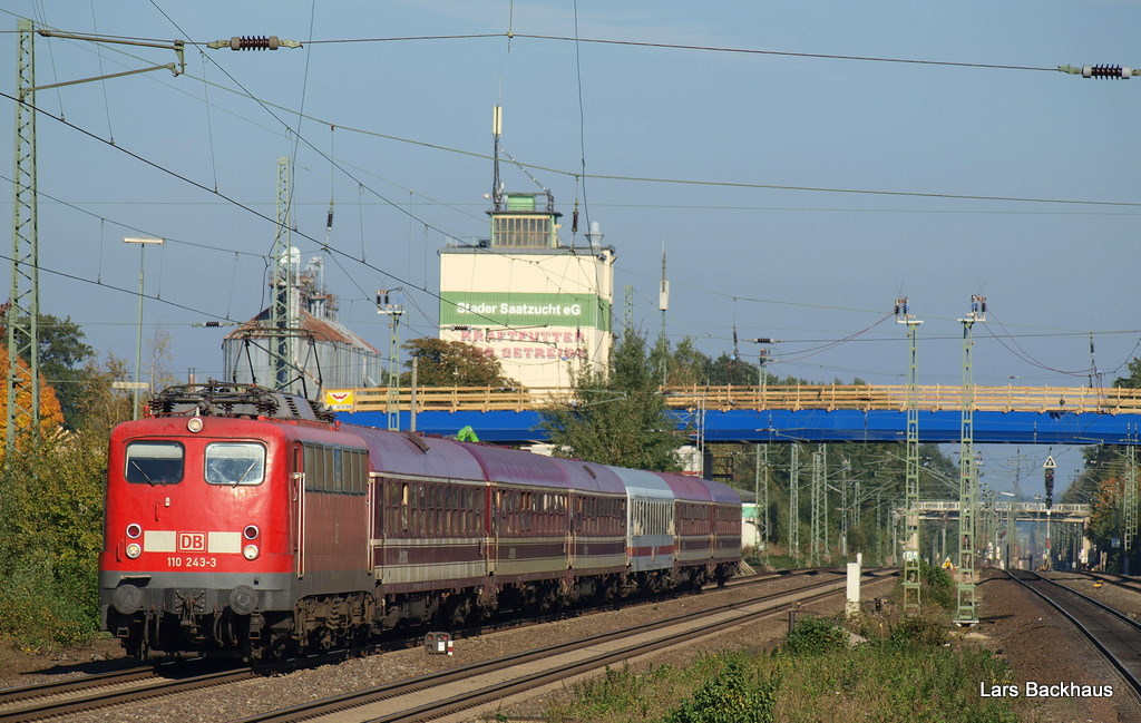 Mit einem Suferzug von Neustadt (Holst.) nach Kln Hbf rollt 110 243-3 am 10.10.10 durch Tostedt Richtung Bremen Hbf.