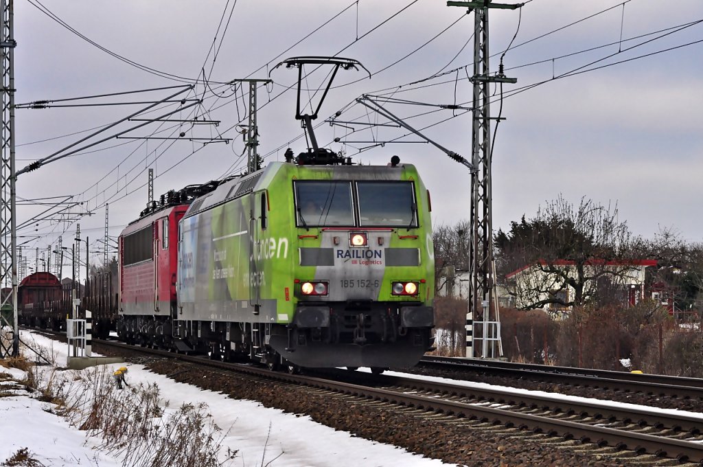 mit einem Schadwagenzug aus Rostock kommt 185 152 durch Stralsund nach Eberswalde am  07.01.2011