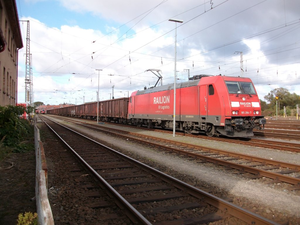 Mit einem Schadwagenzug stand am 14.Oktober 2010 in Stralsund 185 284.